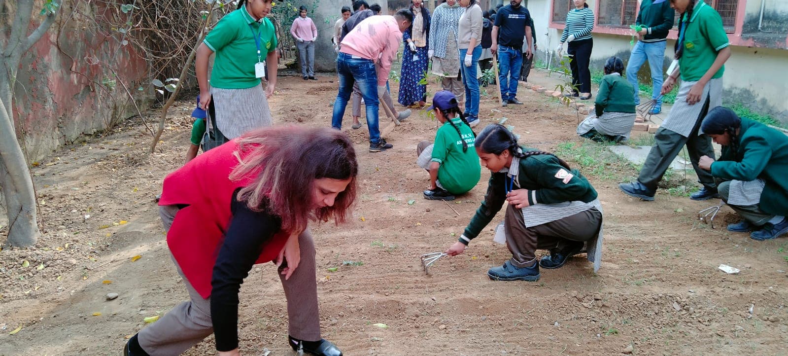 Volunteers at a Kindera event